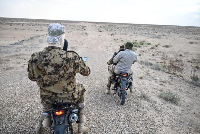 جنود الجيش السوري الجديد على الطريق إلى مايادين ، باديا ، حول القواعد العسكرية السابقة لجيش الأسد ، في مقاطعة دير إيز زور ، في 29 أبريل 2025.
