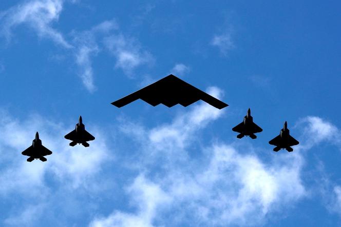 قاذفة B-2 مع أربعة صيادين F-35 من البحرية الأمريكية ، فوق هدسون ، نيويورك ، 4 يوليو 2020.