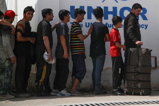 يصطف المهاجرون الأفغانيون ، اللاجئون في إيران ، في مركز لمفاريق المفوضية بعد طردهم إلى أفغانستان في الإسلام قلا ، مقاطعة هيرات ، في 27 أبريل 2025.