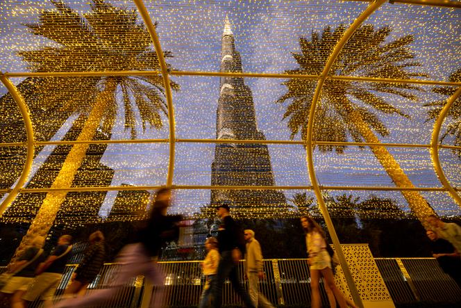 أمام برج خليفة ، في وسط دبي ، في 1 مارس 2025.