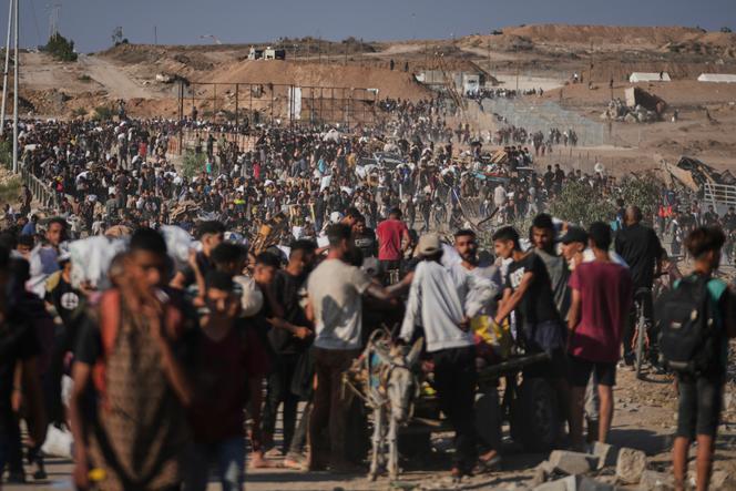يحمل الفلسطينيون حزم المساعدات الإنسانية التي وزعتها مؤسسة غزة الإنسانية ، المنظمة الأمريكية ، في خان يونز ، في جنوب قطاع غزة ، الخميس ، 26 يونيو 2025. 
