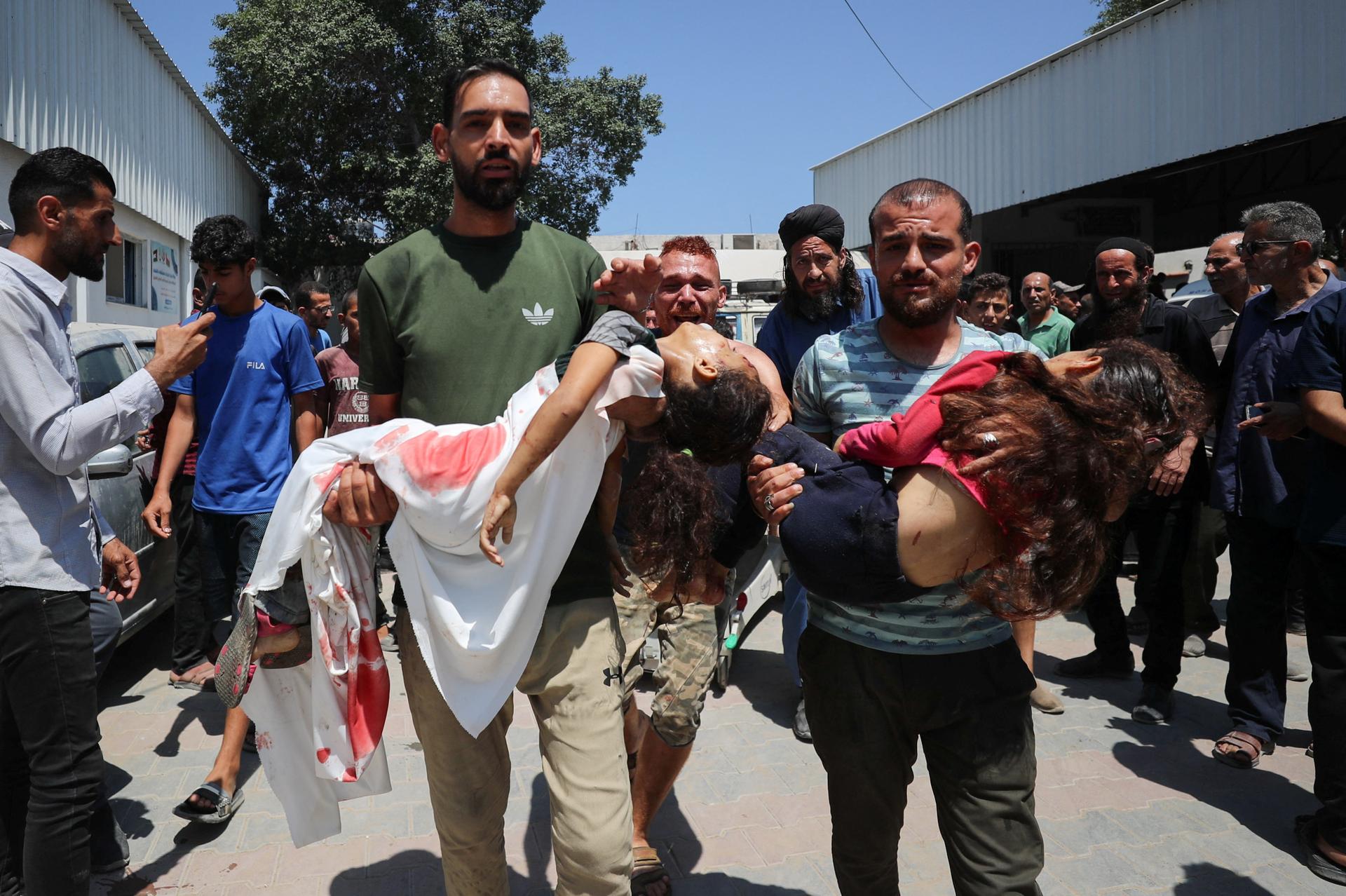 ينقل الفلسطينيون الأطفال الذين قتلوا خلال هجوم إسرائيلي في غزة في 19 يونيو 2025.