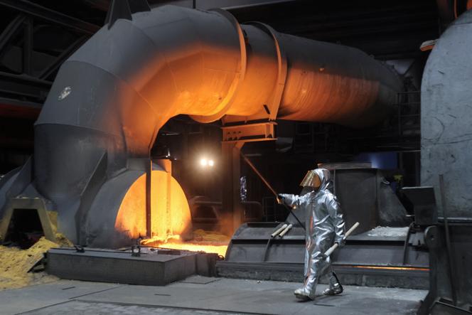 عامل من الصلب من Thyssenkrupp ، أمام فرن عالي لمصنع Duisburg ، ألمانيا ، 14 نوفمبر 2022.