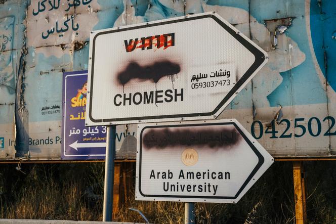 تتم تغطية الترجمات العربية بالطلاء ، غالبًا من قبل المستوطنين القوميين ، على لوحات إشارات تشير إلى Chomieh ، مستعمرة إسرائيلية ، والجامعة العربية الأمريكية ، بالقرب من مدينة Silat Ad-Dahr ، في الضفة الغربية المحتلة في 25 مايو 2025.