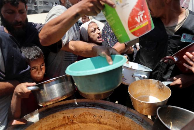 ينتظر الفلسطينيون تلقي الطعام الذي أعده المأكولات الخيرية في غزة في 21 يونيو 2025.