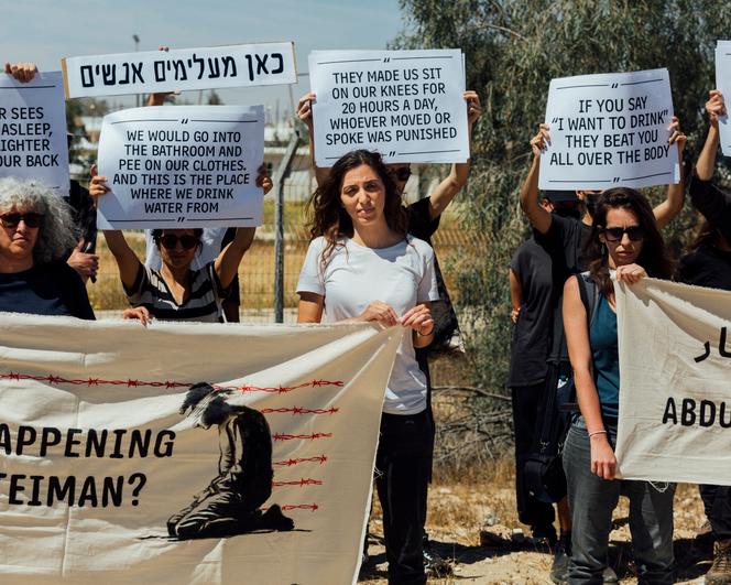 Oneg Ben Dror ، العضو الناشط الإسرائيلي في الأطباء من أجل حقوق الإنسان (في المركز) ، خلال مظاهرة أمام قاعدة SDE Teiman العسكرية ، حيث يتم حبس جزء من غازوي الذي اعتقله الجيش خلال عملياتهم العسكرية في غزة. في بيرسشيبا ، إسرائيل ، 20 أبريل 2024.