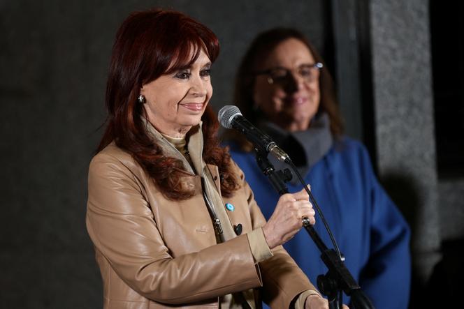 تخاطب كريستينا كيرشنر مؤيديها في حصار حزب Partido Justicalista Partido ، بعد تأكيد إدانتها من قبل المحكمة العليا ، في بوينس آيرس ، في 10 يونيو 2025.