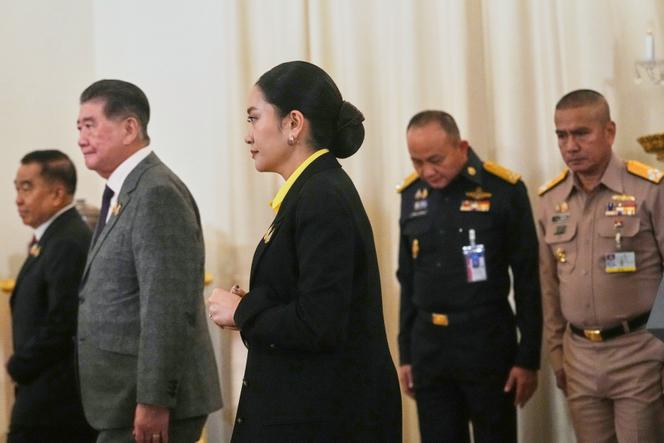 غادر رئيس الوزراء التايلاندي Paetongtarn Shinawatra ، في المركز ، قصر الحكومة في بانكوك ، تايلاند ، بعد مؤتمر صحفي في 19 يونيو 2025.