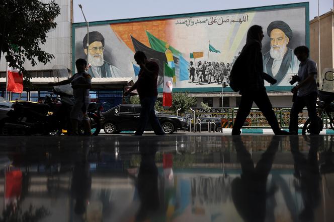وهي طاحونة تمثل آية الله علي خامني ومؤسس الجمهورية الإسلامية ، روهوله خميني ، في شارع في طهران ، في 24 يونيو 2025.
