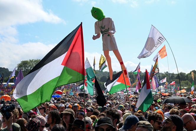 المهرجان -رواد العلامات الفلسطينية خلال حفل Kneecap في مهرجان Glastonbury في 28 يونيو 2025.