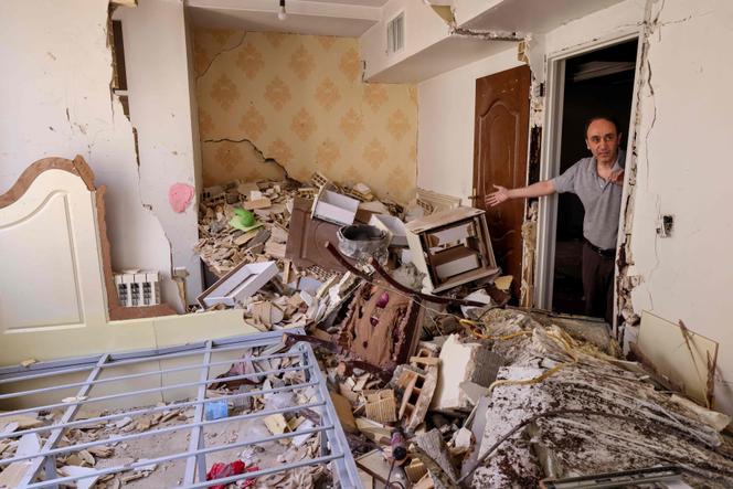 يظهر أحد السكان الدمار في مبنىه المتأثر بضربة إسرائيلية في الأيام السابقة ، في طهران ، في 25 يونيو 2025. 