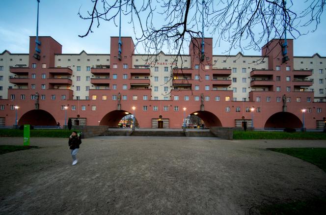 Karl-Marx-Hof ، مجموعة واسعة من الإسكان الاجتماعي الذي تم بناؤه في العشرينات من القرن العشرين ، في منطقة Heiligenstadt ، في فيينا ، 28 نوفمبر 2018.