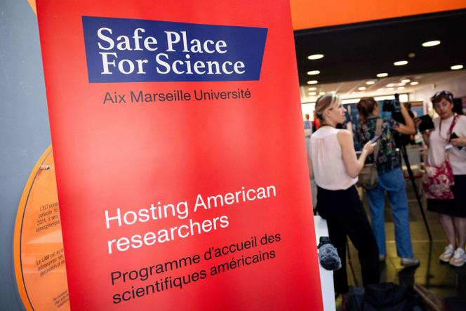عرض Banner of the Safe Place for Science - استضافة الباحثين الأمريكيين 