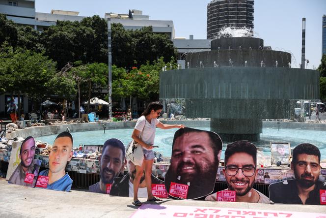 يتم ترتيب صور الرهائن الإسرائيليين التي يحتفظ بها حماس حول نافورة ، في تل أبيب ، في 18 يونيو 2025.