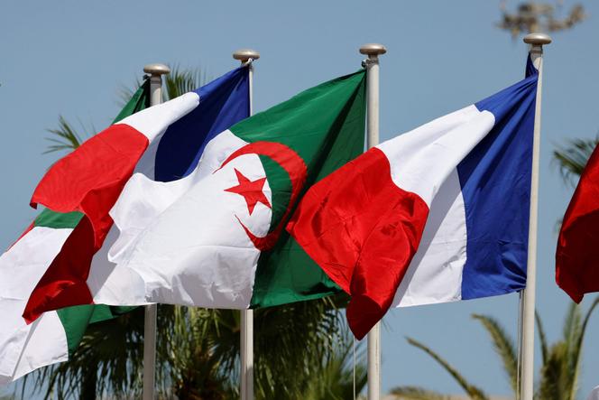 الأعلام الجزائرية والفرنسية خلال زيارة للرئيس إيمانويل ماكرون في الجزائر ، 25 أغسطس 2022.