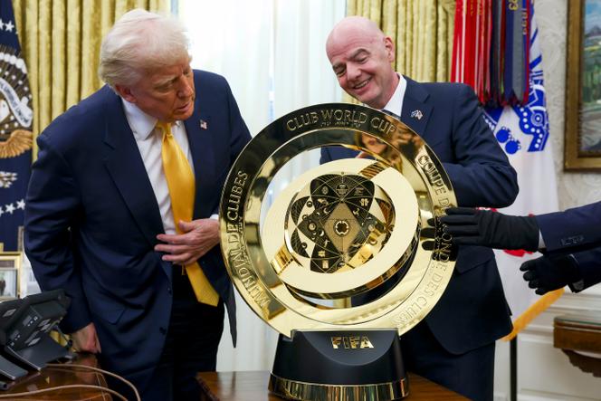 دونالد ترامب ورئيس FIFA ، Gianni Infantino ، بجوار كأس العالم للنادي FIFA في مكتب البيت الأبيض البيضاوي في واشنطن في 7 مارس 2025.