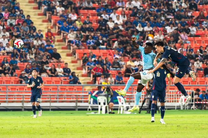لاعب كرة القدم الإيفواري عبد الكادرالي في مباراة في بطولة جنوب شرق آسيا ضد تايلاند ، في بانكوك ، في 20 ديسمبر 2024.