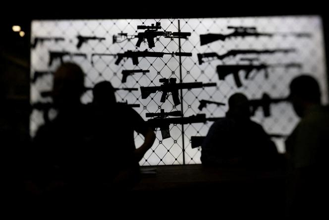 عرضت بنادق AR-15 على منصة للمعارض خلال الاتفاق السنوي للجمعية الوطنية للبنادق (NRA) في دالاس (تكساس) ، 18 مايو 2024.