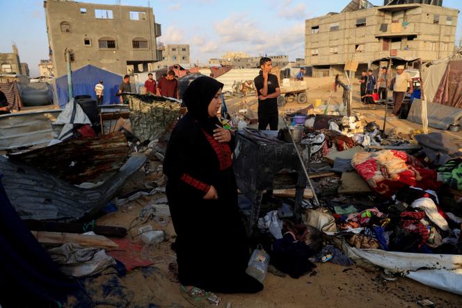 يبحث الفلسطينيون في الأضرار التي لحقت بقصف إسرائيلي على خيام السكن النازحين في خان يونيس ، في جنوب قطاع غزة ، في 2 يوليو 2025.