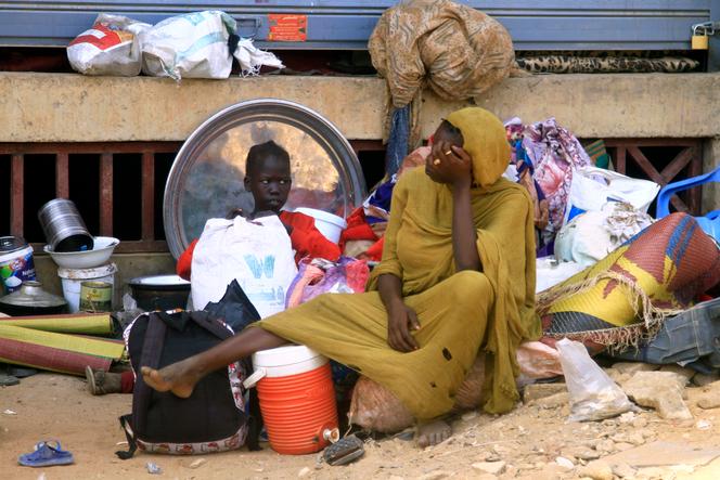 انتقل المدنيون عن طريق القتال ، في أومدورمان ، السودان ، 13 مايو 2025.