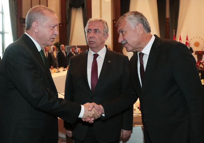 الرئيس التركي ، رجب طيب أردوغان ، وهو يرحب زيدان كارالار ، رئيس بلدية أندرانا ، قبل منصور يافاس ، رئيس بلدية أنقرة ، في أنقرة (تركيا) ، 11 سبتمبر 2019.