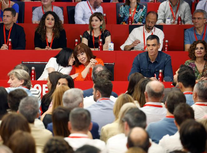 من اليسار إلى اليمين: السكرتير الجديد إلى تنظيم PSOE ، ريبيكا تورو ، رئيس الحزب ، كريستينا ناربونا ، رئيس الحكومة الإسبانية ، بيدرو سانشيز ووزير الميزانية ، ماريا يسوع مونتيرو ، في مدريد ، في 5 يوليو 2025.