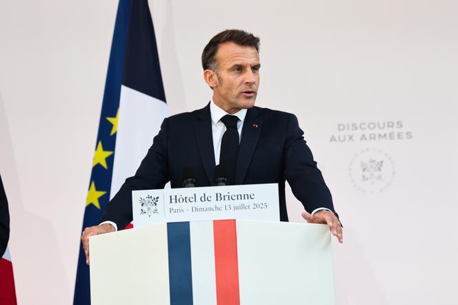 إيمانويل ماكرون خلال تدخله التقليدي أمام القوات المسلحة في Hôtel de Brienne ، في باريس ، في 13 يوليو 2025.