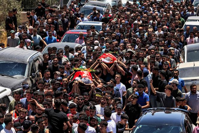 موكب خلال جنازة الفلسطينيين الفلسطينيين سيف الدين مسالات والفلسطيني محمد ريزن حسين الشالابي قتلهم المستعمرين الإسرائيليون ، في المزرشراش شارقة ، بالقرب من رام الله ، في الضفة الغربية ، في 13 يوليو 2025.
