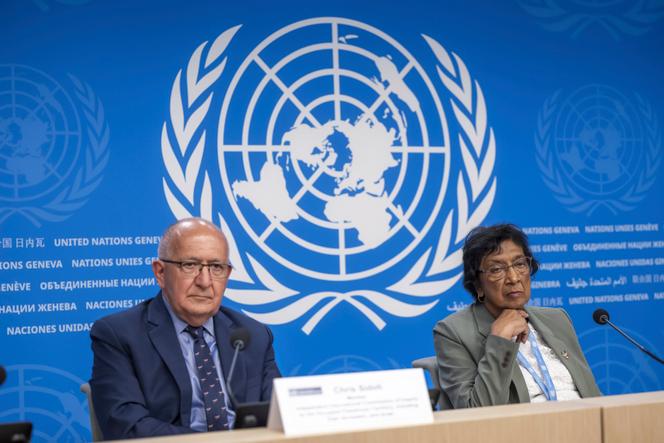 Navi Pillay (يمين) ، رئيس لجنة الأمم المتحدة المسؤولة عن التحقيق في انتهاكات حقوق الإنسان المرتكبة في إسرائيل والأراضي الفلسطينية ، وكريس سيدوتي (يسار) ، عضو في اللجنة ، خلال مؤتمر صحفي في جنيف ، 18 يونيو 2025.