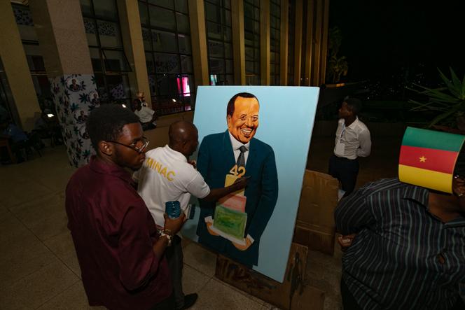 يرسم فنان صورة للرئيس الكاميروني ، بول بيا ، يحتفل بسلطة 42 عامًا ، في ياوندي ، 6 نوفمبر 2024.