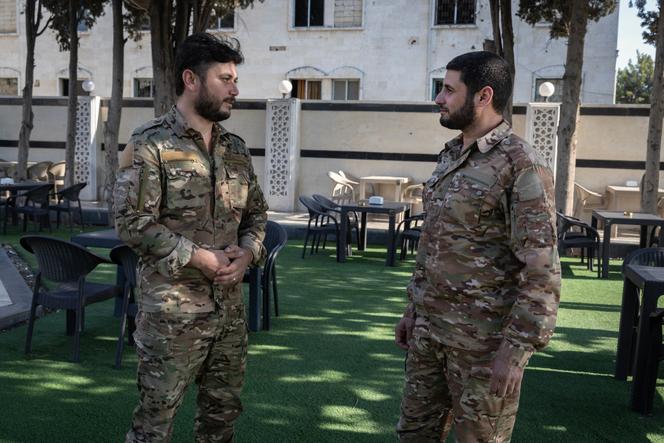 محمد خاتاب وسلاح الشيخ ، العقيد في موظفي جيش الحكومة السورية الجديدة ، في إيدلب ، سوريا ، 4 يونيو 2025.