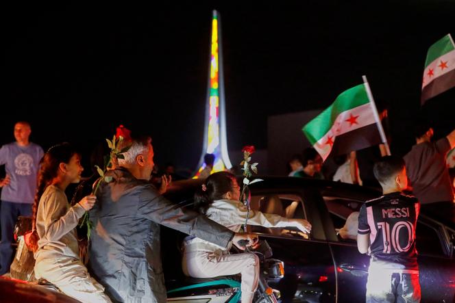 السوريين الذين يحتفلون بإعلان رفع العقوبات الأمريكية من دونالد ترامب ، في مكان ديس أوميادس ، في دمشق ، 13 مايو 2025.