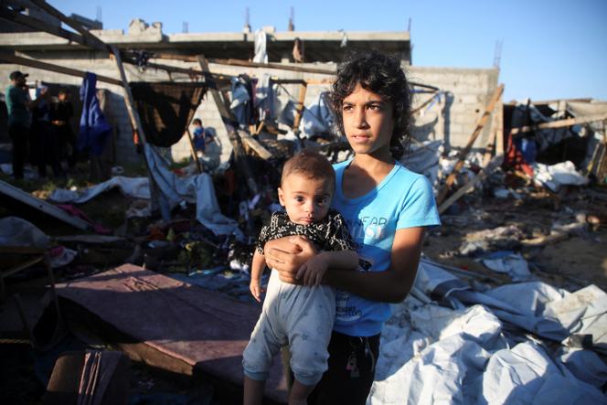 الأطفال الفلسطينيون في خان يونز ، في جنوب قطاع غزة ، بعد تفجير الجيش الإسرائيلي في 9 يوليو 2025.