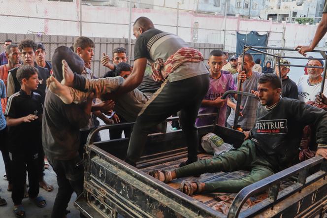 تم إحضار الفلسطينيين الذين أصيبوا في توزيع غذائي في مركز تديره مؤسسة غزة الإنسانية ، وهي منظمة تدعمها الولايات المتحدة وتمت الموافقة عليها من قبل إسرائيل ، إلى مستشفى ناصر في خان يونز ، في جنوب قطاع غزة ، في 19 يوليو 2025.