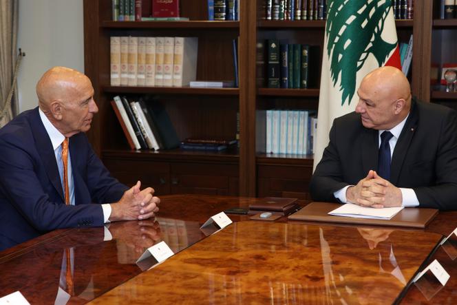 في هذه الصورة التي نشرها مكتب الصحافة اللبناني ، يلتقي الرئيس اللبناني جوزيف عون ، على اليمين ، السفير الأمريكي إلى تركيا والمبعوث الخاص لسوريا توم باراك ، في بابدا ، شرق بيروت ، 7 يوليو 2025.