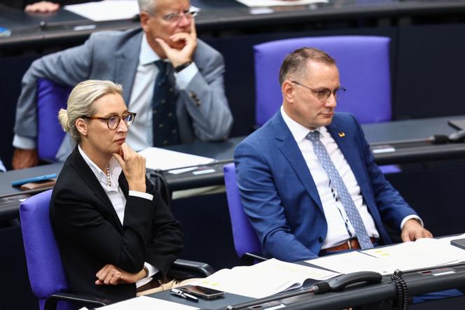 حضرت أليس وايدل وتينو كروبالا ، Codirigents من الحزب البديل اليميني المتطرف Für Deutschland (AFD) ، جلسة ميزانية 2025-2029 في Bundestag ، برلين ، 8 يوليو 2025.