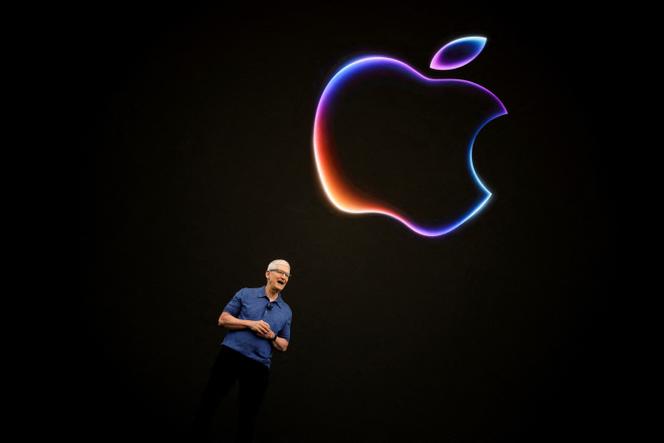 يشارك Tim Cook ، Tim Cook ، في المؤتمر السنوي للمطورين في مقر الشركة في كوبرتينو ، كاليفورنيا (الولايات المتحدة) في 10 يونيو 2024.