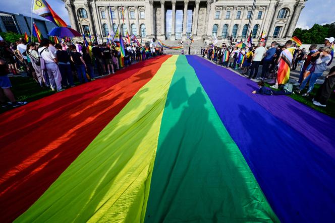 تم نشر علم قوس قزح عملاق أمام Bundestag ، قبل يوم من موكب يوم شارع كريستوفر لحقوق الأقليات الجنسية والجنسانية في برلين في 25 يوليو 2025.