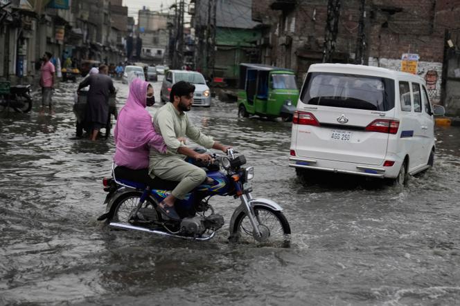 طريق غمره المياه بسبب أمطار الرياح الموسمية الثقيلة ، في لاهور (باكستان) ، 29 يونيو 2025.