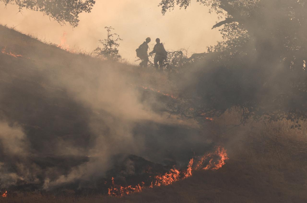 على موقع Madre Fire الإلكتروني بالقرب من New Cuyama (كاليفورنيا) في 3 يوليو 2025.