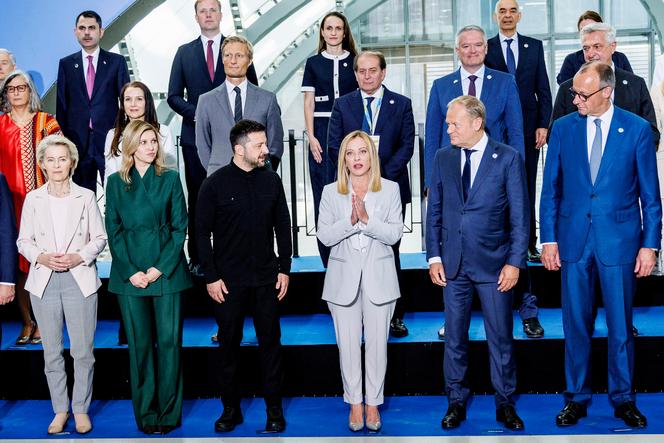 تجمع العديد من رؤساء الدول الأوروبيين حول رئيس المجلس الإيطالي ، جورجيا ميلوني (في الصف الأمامي ، في المركز) ، في مؤتمر لإعادة بناء أوكرانيا ، في روما ، في 10 يوليو 2025.