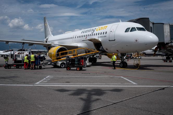 يحمل Baggivers تعليق طائرة Airbus A320 من شركة الطيران المنخفضة التكلفة في مطار جنيف في 28 يوليو 2022. 