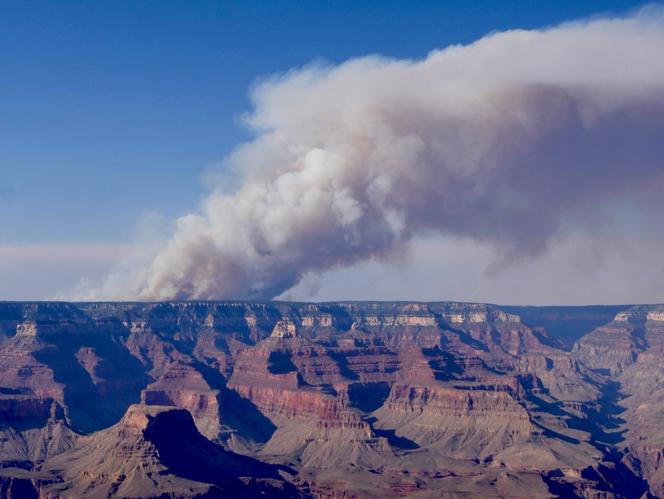 حريق على مشارف الشاطئ الشمالي لمارك Grand Canyon Park ، على صورة بث من قبل National Parks Service في 11 يوليو 2025.