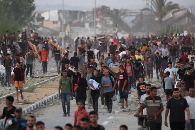 الفلسطينيون في جاباليا ، بعد حصولهم على مساعدة إنسانية من نقطة توزيع في شمال قطاع غزة ، في 23 يوليو 2025.