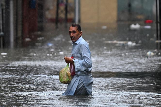 غمر شارع في طريق هطول أمطار الرياح الموسمية في روالبندي ، باكستان ، 17 يوليو 2025. 