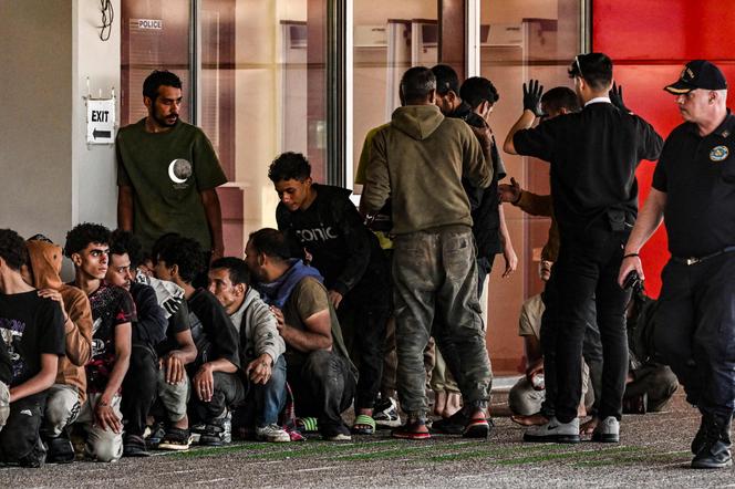 يتم جمع المهاجرين من قبل حراس الساحل اليوناني بعد هبوط شحنة الشحن في ميناء لافريو ، جنوب أثينا ، في 10 يوليو 2025. 