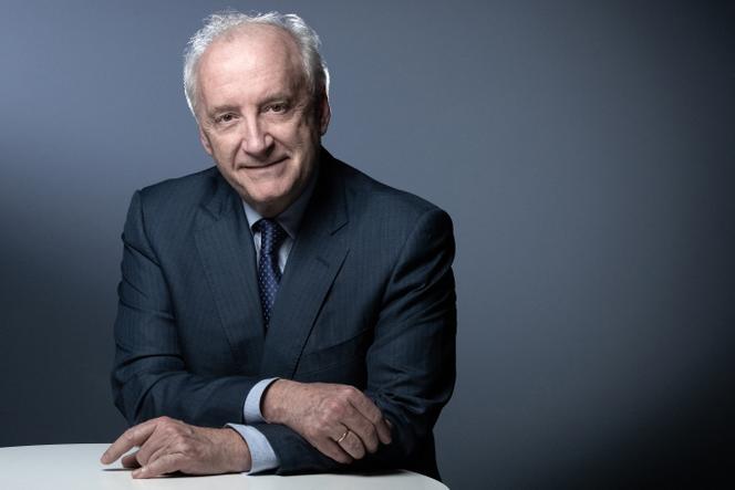 وزير الخارجية الفرنسي السابق هوبرت فيدرين ، في باريس ، 11 أبريل 2022.