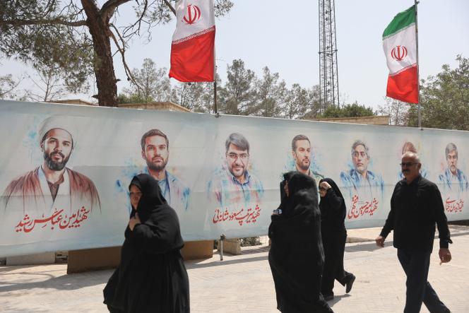 صور للقادة العسكريين والعلماء الذين يعملون في البرنامج النووي الإيراني الذي قتله الضربات الإسرائيلية خلال حرب إيران وإسرائيل ، في مقبرة بيهشت زهرا ، في جنوب طهران ، في 11 يوليو 2025.