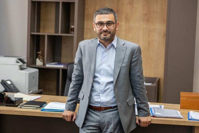 Petre-Florin Manole ، وزير العمل والأسرة والشباب والتضامن الاجتماعي ، في مكتبه في بوخارست ، رومانيا ، 1 يوليو 2025.