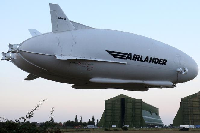Hybrid 304 Airlander 10 Airspar Hybrid Airspar of Hybrid Air ، خلال رحلتها الافتتاحية في Cardington Aerodrome ، بالقرب من بيدفورد ، شمال لندن ، 17 أغسطس 2016.
